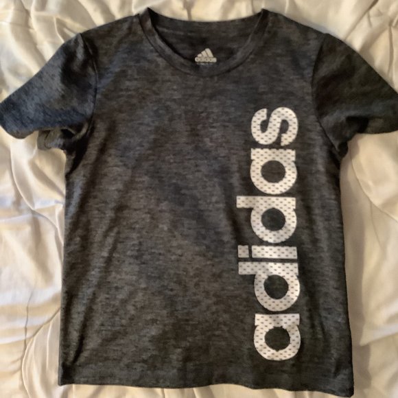 🌻EUC Adidas Boy's Dry Fit T-Shirt Size: 5 - Picture 1 of 3
